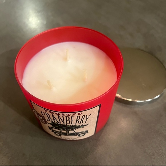Bath & Body Works Frosted Cranberry Scented Candle 14.5oz - Picture 2 of 2